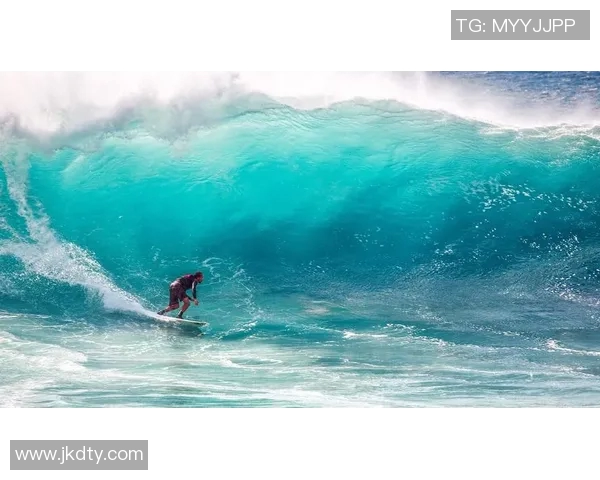 足球明星在海浪中尽显风采的高清冲浪瞬间分享